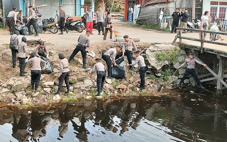 Warga dan Polisi Bersih-Bersih Pengeringan Jalan Mendawai