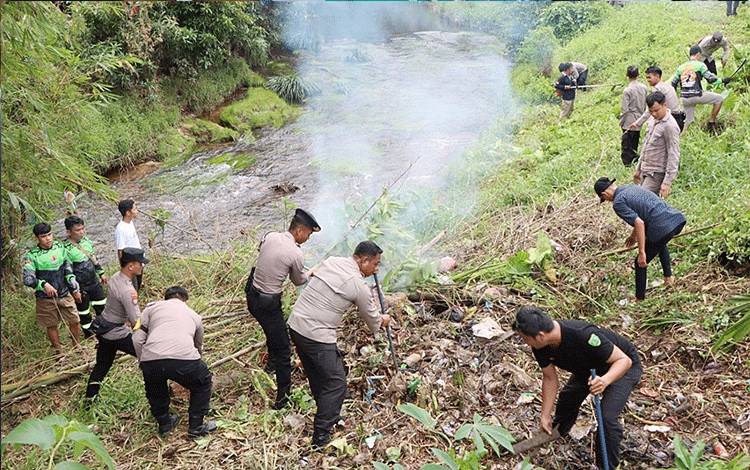 Polres Barito Timur Bersih-Bersih Bantaran Sungai Sirau