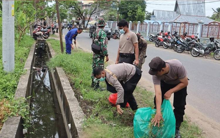 TNI-Polri dan Warga di Kapuas Baksos Bersihkan Sampah