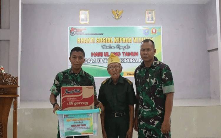 Kodim 1011 Kuala Kapuas Bagikan Sembako Kepada Veteran dan Warakawuri