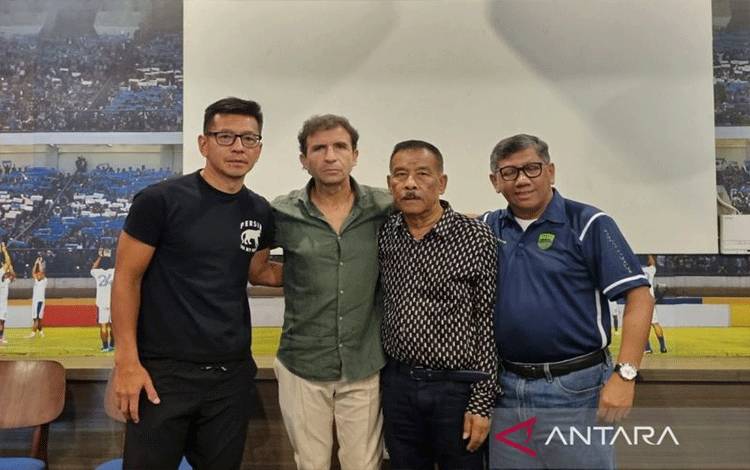Pelatih Luis Milla Mundur dari Persib Bandung