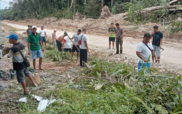 TNI dan Masyarakat Gotong Royong Sukseskan TMMD di Lamandau
