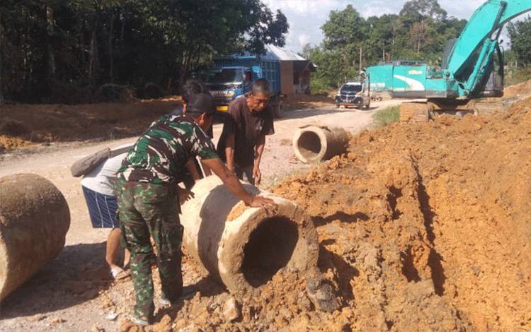 Anggota Kodim Lamandau Pasang Gorong-Gorong Bersama Warga
