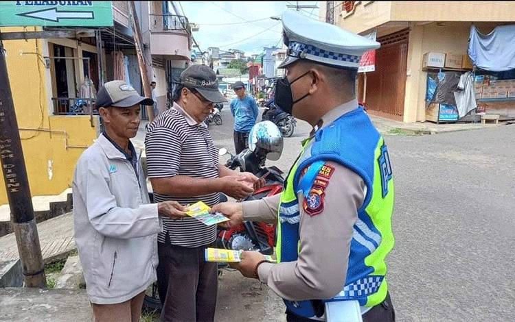 Satlantas Polres Murung Raya Berbagi Pamflet pada Operasi Patuh Telabang 2023
