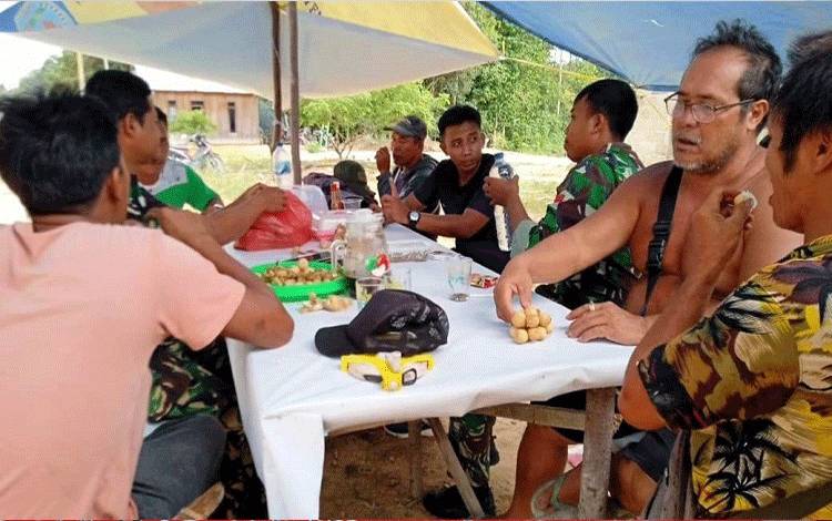 Warga Desa Batu Hambawang Senang TMMD Digelar di Desanya