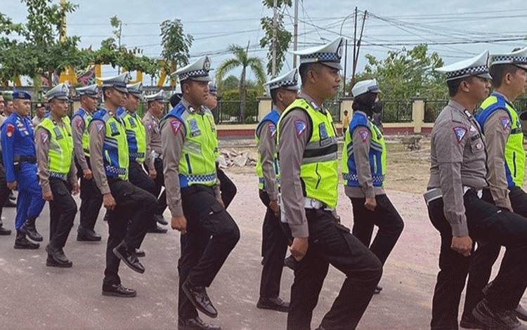 Polres Kapuas Giatkan Latihan Baris Berbaris Demi Tingkatkan Disiplin Personel