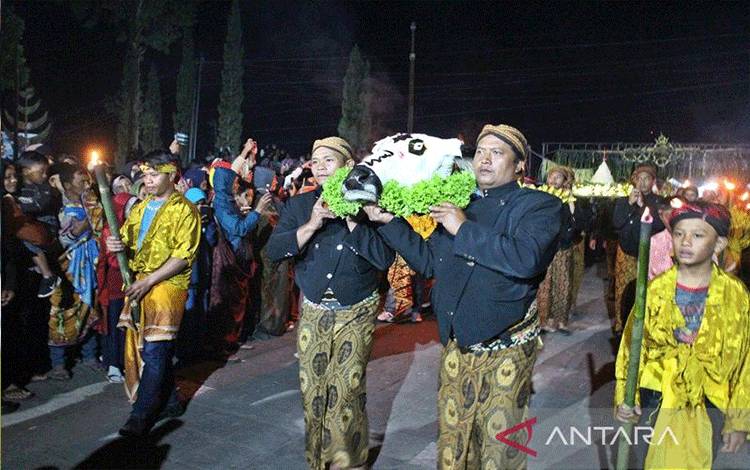 Ribuan Warga Gelar Ritual Sedekah Merapi Malam 1 Sura