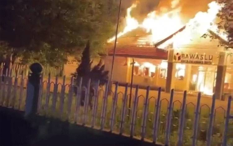 Kantor Bawaslu Palangka Raya Terbakar