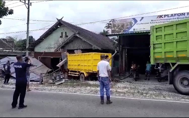 Ini Cerita Warga Pangkalan Bun yang Rumahnya Ditabrak Dump Truk