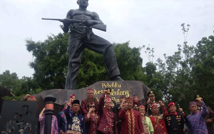 Wakil Gubernur Kalteng Resmikan Patung Tjilik Riwut di Katingan, Begini Responnya