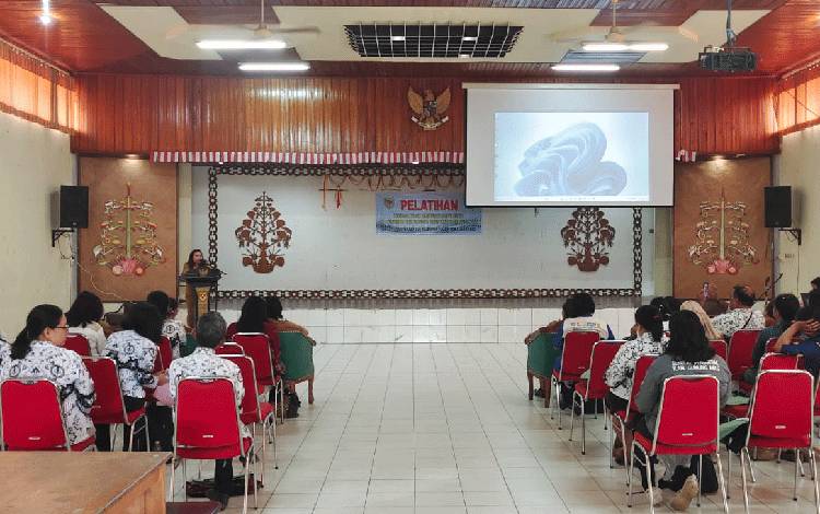 Pelatihan Pengolahan dan Penyiangan Bahan Pustaka Upaya Peningkatan Keterampilan Pengelola Perpustakaan