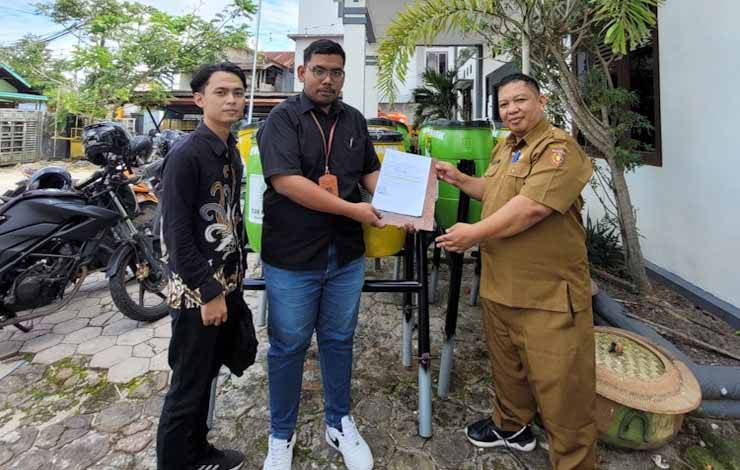 CSR CBI Group Hibahkan 9 Tempat Sampah di Kelurahan Mendawai