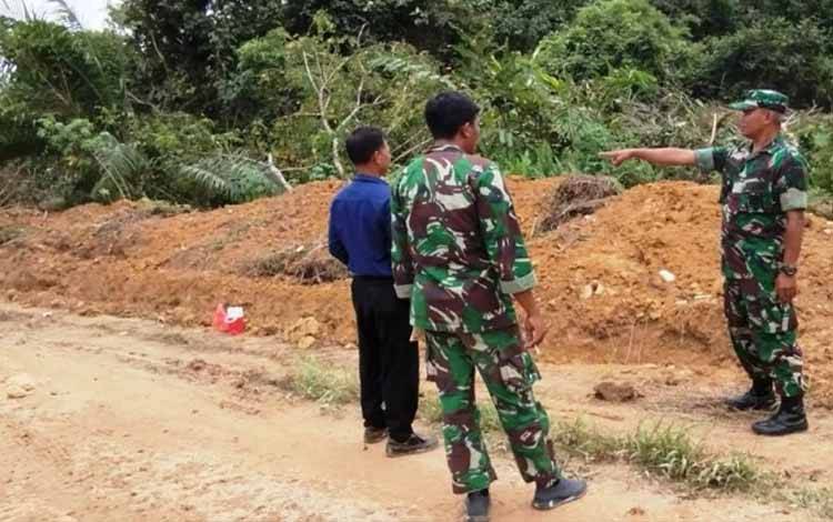 Danramil Tinjau Sasaran TMMD di Lamandau Pastikan Sesuai Target  ?