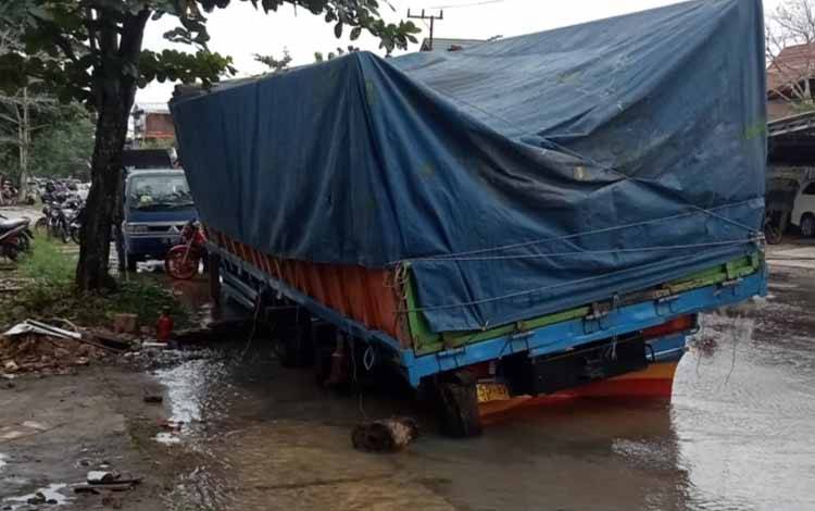 Truk Tronton Amblas di Jalan Dalam Kota Sampit, Pipa PDAM Pecah??