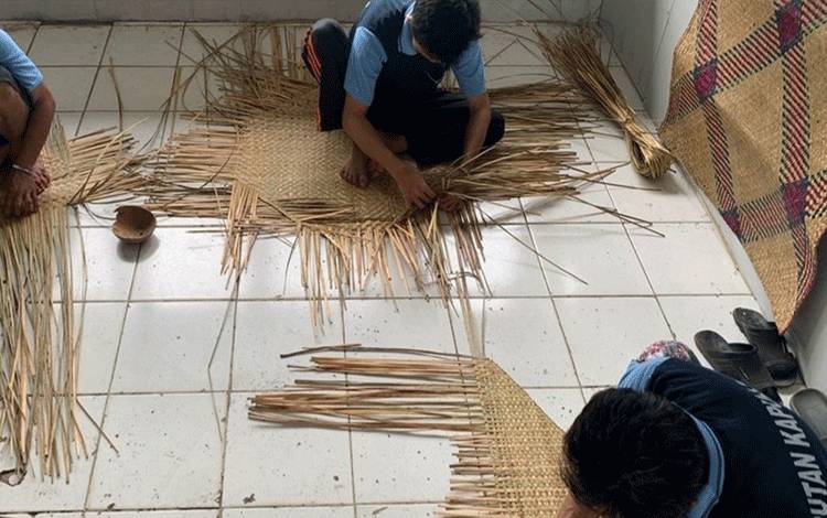 Rutan Kapuas Berikan Pembinaan Keterampilan Menganyam Tikar Purun Terhadap WBP