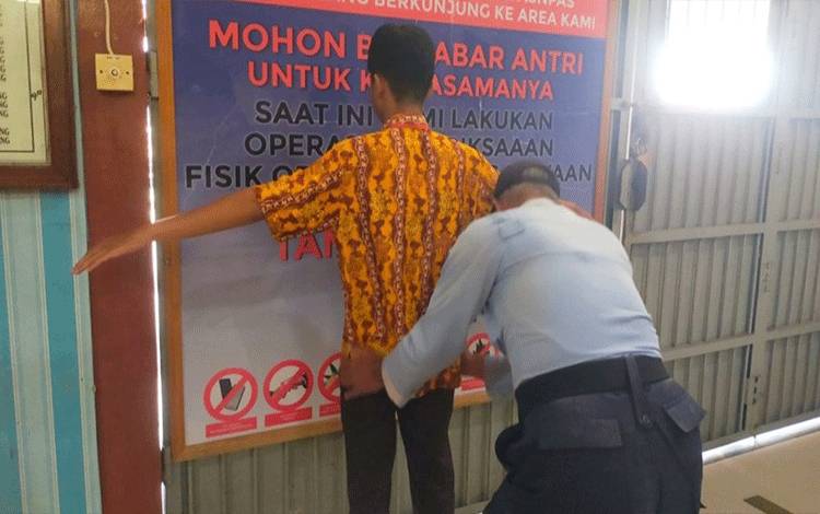 Petugas P2U Rutan Kuala Kapuas Geledah Badan dan Barang Bawaan Pengunjung