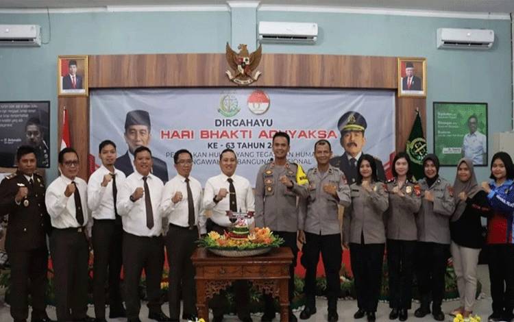 Sambangi Kejaksaan Negeri, Jajaran Polres Kapuas Beri Kejutan di Hari Bhakti Adhyaksa?
