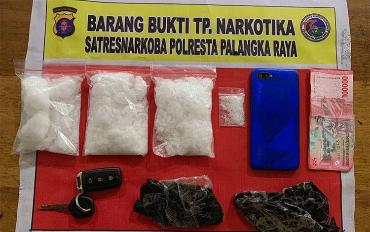 Seorang Pria Buang Plastik, Saat Diperiksa Anggota Polresta Palangka Raya Isinya 297 Gram Sabu