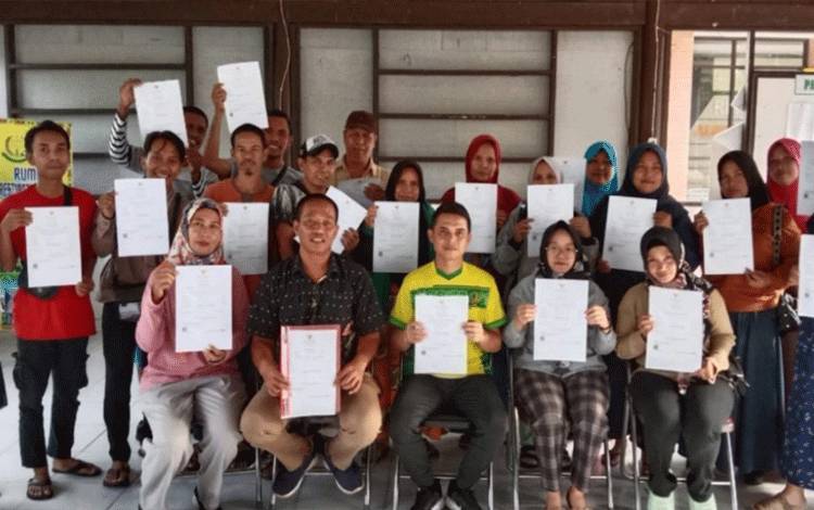 32 UMKM di Kelurahan Pahandut Dapat Sertifikat Halal Gratis