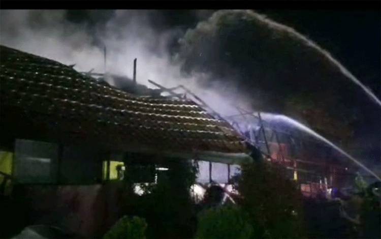 Api Menjalar di Sepanjang Kabel Listrik SDN 9 Langkai yang Terbakar
