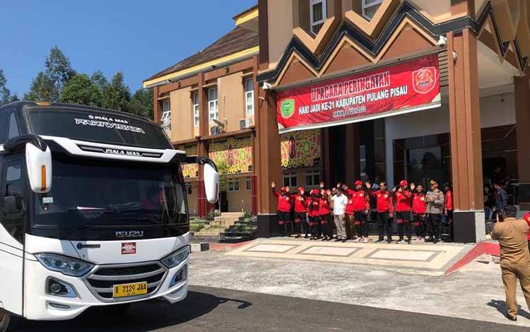 Pudjirustaty Narang Lepas Kontingen Pulang Pisau Ikuti Porprov XII di Kotim