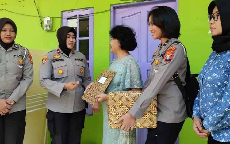 Polwan Polres Kapuas Anjangsana ke Purnawirawan?