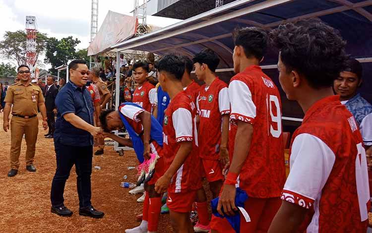 Halikin Saksikan Pertandingan Sepak Bola Perdana Porprov Kalteng Antara Kotim-Sukamara