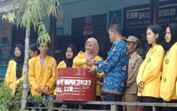 Kepala SMP 2 Kapuas Hilir Satu Atap Sambut Baik Mahasiswa KKN UPR Peduli Lingkungan Sekolah