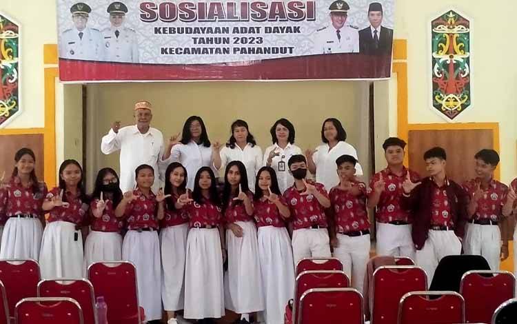 Disparbudpora Palangka Raya Sosialisasikan Budaya Adat Dayak ke Generasi Milenial