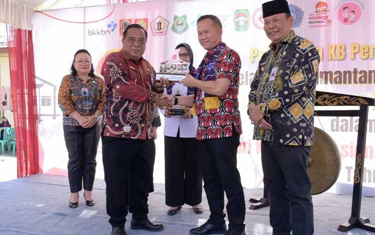 Hadiri Pelayanan KB Digelar BKKBN di Perbatasan Kalsel-Teng, Ini Harapan Sekda Kapuas