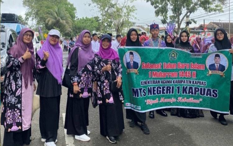 MTsN 1 Kapuas Raih Terbaik I pada Pawai Tahun Baru Islam 1445 Hijriah
