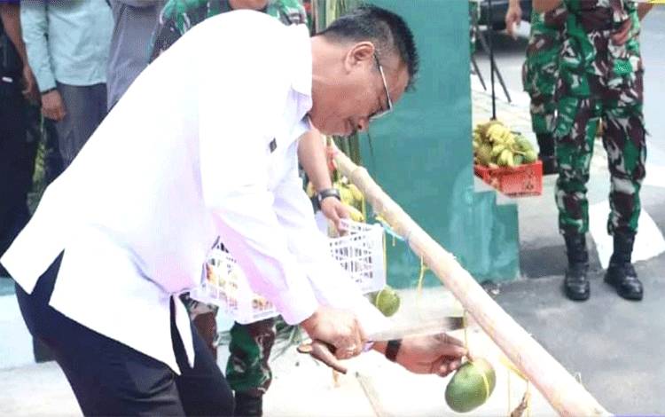 Wabup Barito Utara Potong Hompong dan Ramah Tamah Pisah Sambut Dandim 1013 Muara Teweh
