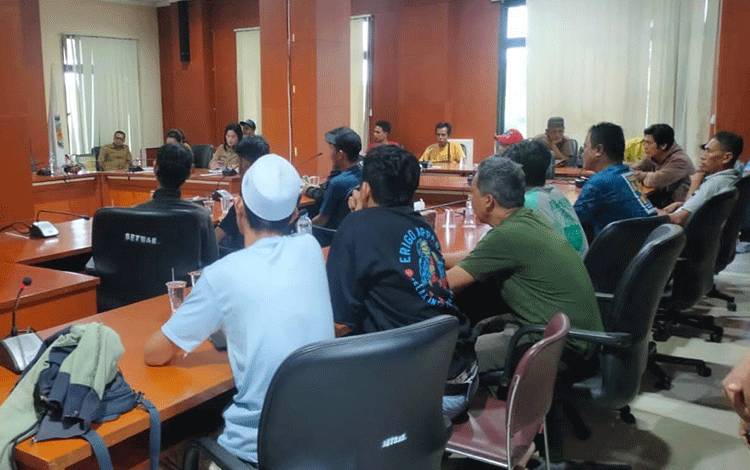 Pedagang Pasar Alun-alun Puruk Cahu Mengadu ke DPRD Murung Raya