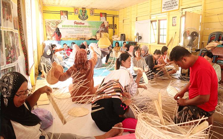 Disdagperinkop dan UKM Kapuas Berikan Pelatihan Kreasi Anyaman Hati Rotan di Desa Mantangai Hilir