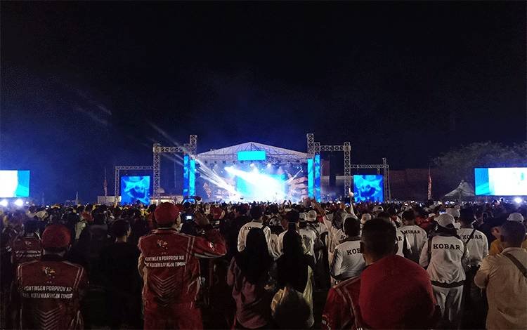 Penampilan Band Repvblik Pukau Ribuan Penonton di Lapangan Sepak Bola Berstandar Nasional