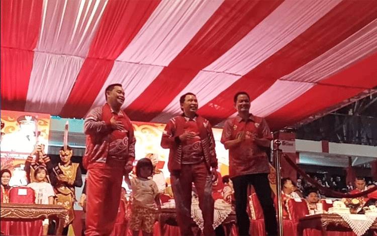 Bupati Kotim Ajak Cucu Berjoget Saat Band Repvblik Tampil di Pembukaan Porprov Kalteng 2023