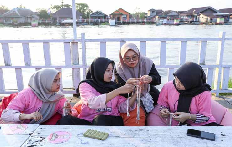 Srikandi Ganjar Gelar Pelatihan Pembuatan Gantungan Kunci dari Tali Kur di Kotawaringin Barat