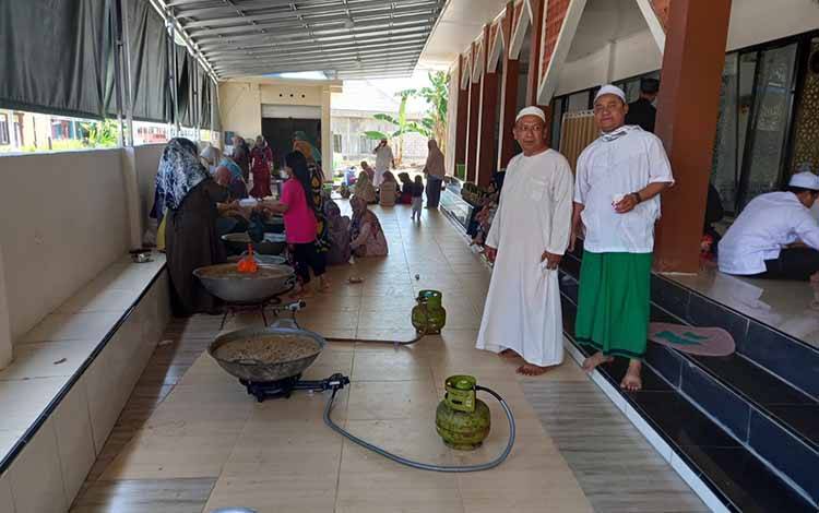 Meriahkan 10 Muharram, Masjid Al Sayedah Maryam Bagikan Bubur Asyura