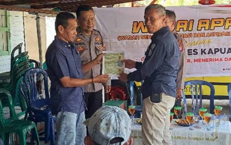 Polres Kapuas Silaturahmi dan Tatap Muka Dengan Warga pada Program Jumat Curhat