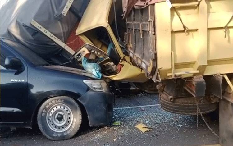Tidak Kuat Menanjak Jembatan Bejarum, Truk Hantam Truk, Motor, dan Mobil di Belakangnya