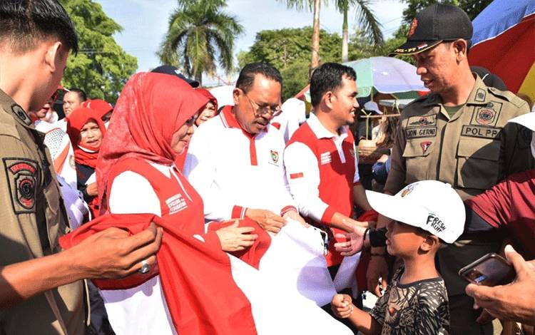 Pemprov Kalteng Bagikan 45.000 Bendera Merah Putih