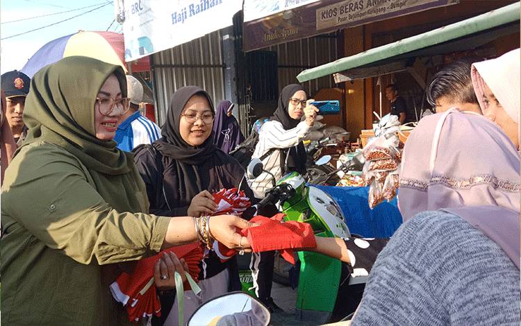 Pemkab Kotim Bagikan 40 Ribu Bendera Merah Putih Kepada Masyarakat?