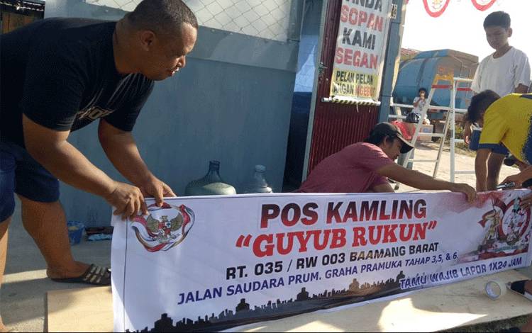 Warga Perumahan Graha Pramuka Gotong Royong Sambut HUT RI ke-78
