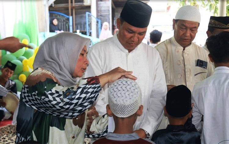 Bupati Salurkan Santunan pada Peringatan 10 Muharam di Lamandau