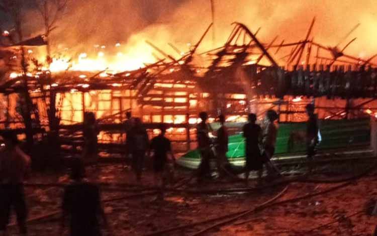 Asal Api Diduga dari Barak, Diperkirakan Puluhan Rumah dan Satu Musala Terbakar