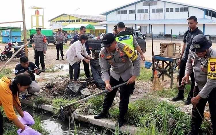 Puluhan Polisi Lakukan Aksi Bersih Sampah di Pasar Induk Nanga Bulik