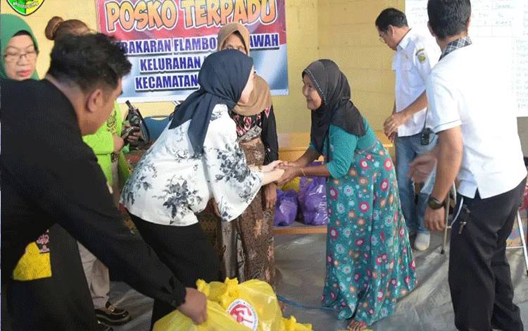 Dekranasda Salurkan Bantuan Warga Terdampak Kebakaran Flamboyan Bawah