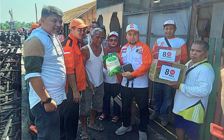 Anggota DPRD Kalteng Bantu Korban Kebakaran di Kawasan Flamboyan Bawah