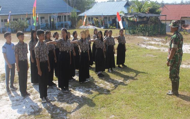 Satgas TMMD Latih Paskibra di SMAN 9 Palangka Raya