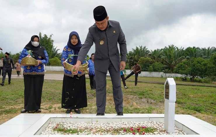 Bupati Lamandau Ziarah ke Makam Pahlawan